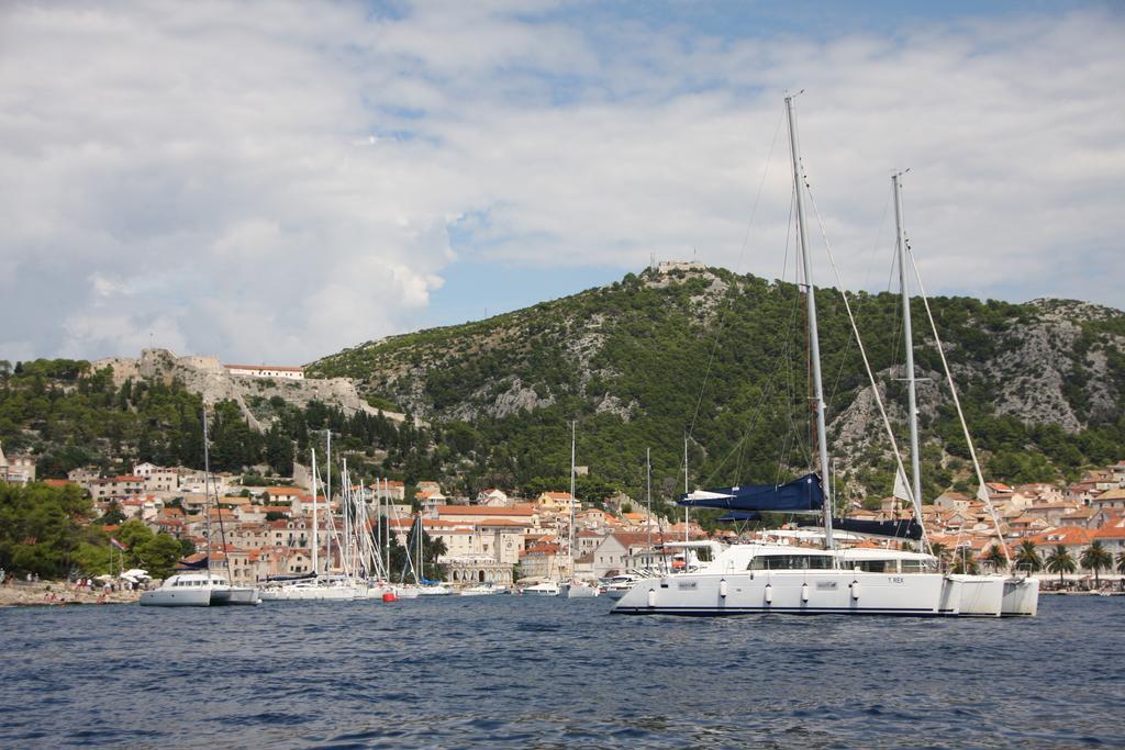 Apartments Nikolina Hvar Town Exteriör bild